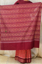 Load image into Gallery viewer, Vasumati Sambalpuri Bandha saree by Pasapali — Rudraksha border motif close-up in maroon and red
