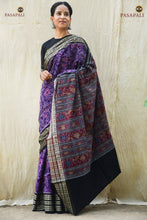 Load image into Gallery viewer, Black pallu of Vasundhara featuring dense phula lata motifs — Sambalpuri Bandha handloom cotton saree. Pasapali.

