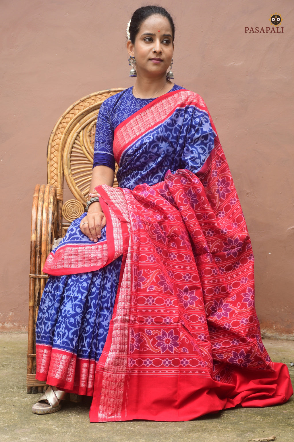 Fish motif border close-up on Yashodhara Blue Sambalpuri Bandha saree — Bhulia handloom, Pasapali
