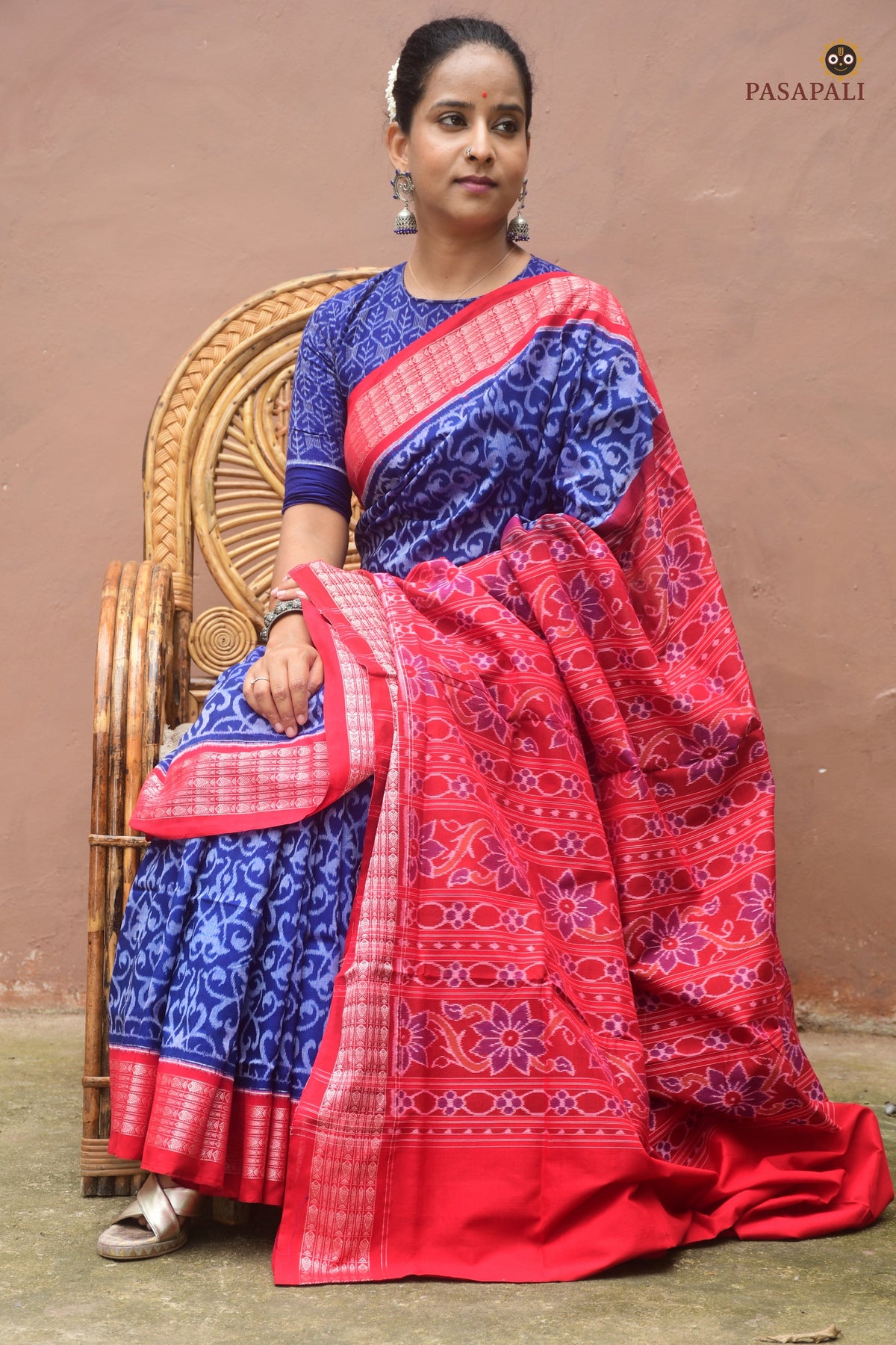 Fish motif border close-up on Yashodhara Blue Sambalpuri Bandha saree — Bhulia handloom, Pasapali