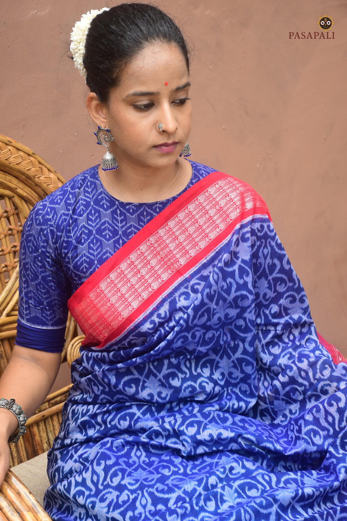 Phula lata body motif detail — Yashodhara Blue Sambalpuri cotton ikat saree, Bhulia weavers, Pasapali