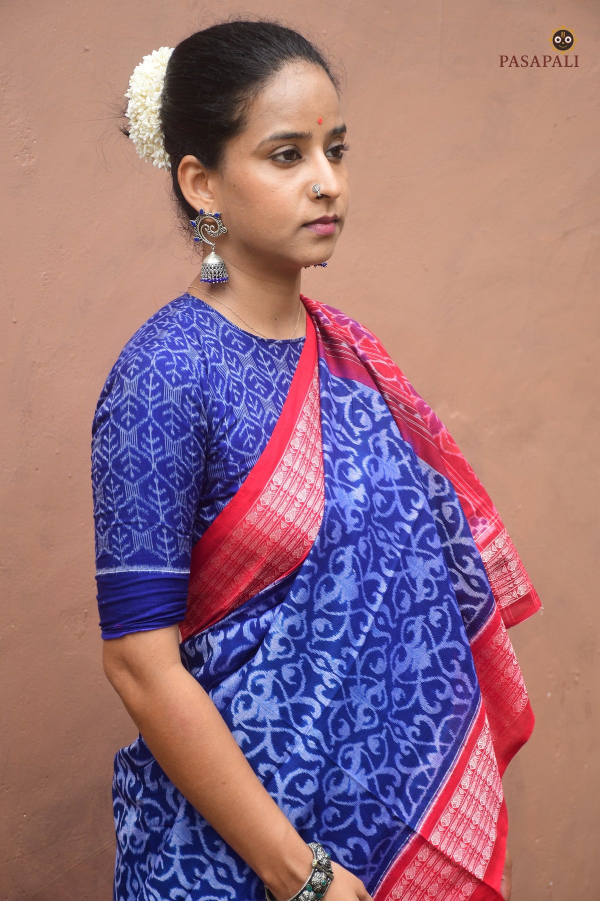 Mercerized cotton texture detail of Yashodhara Sambalpuri Handloom Bandha saree in blue and red, Pasapali